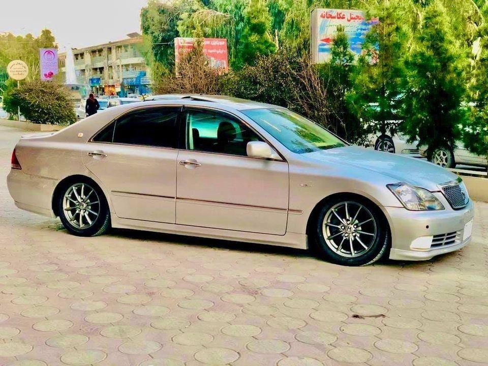 Toyota-Crown-Atlete