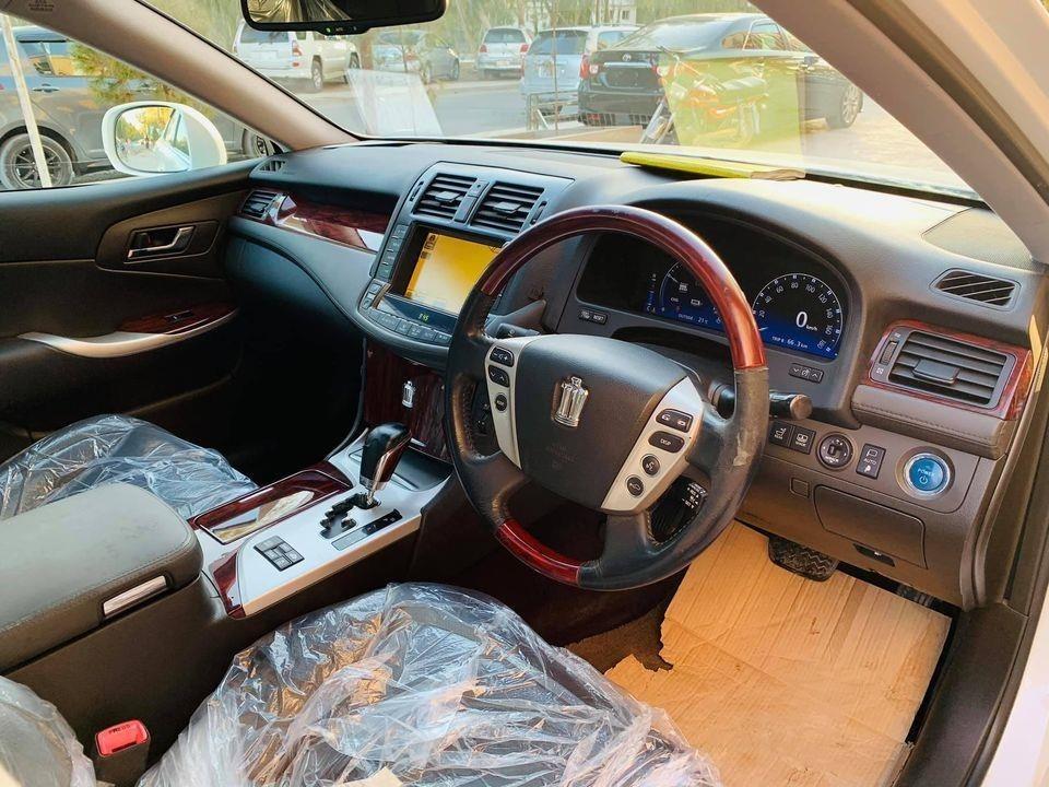 Toyota-Crown-Hybrid