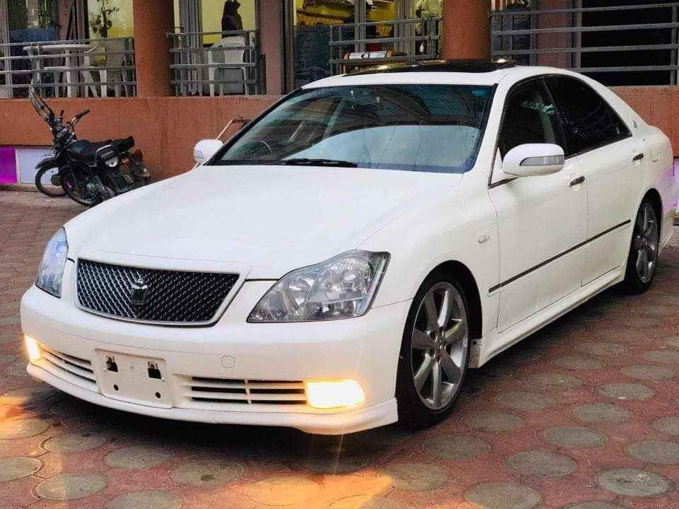 Toyota-Crown-Atlete