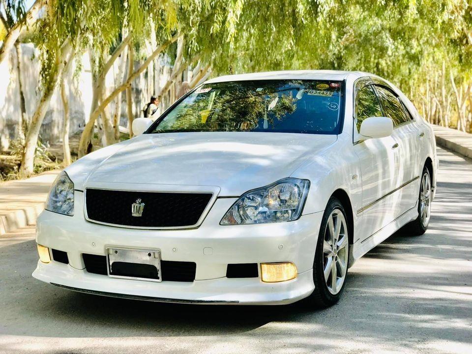 Toyota-Crown-Atlete
