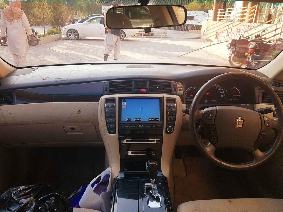 Toyota-Crown-Royal-saloon