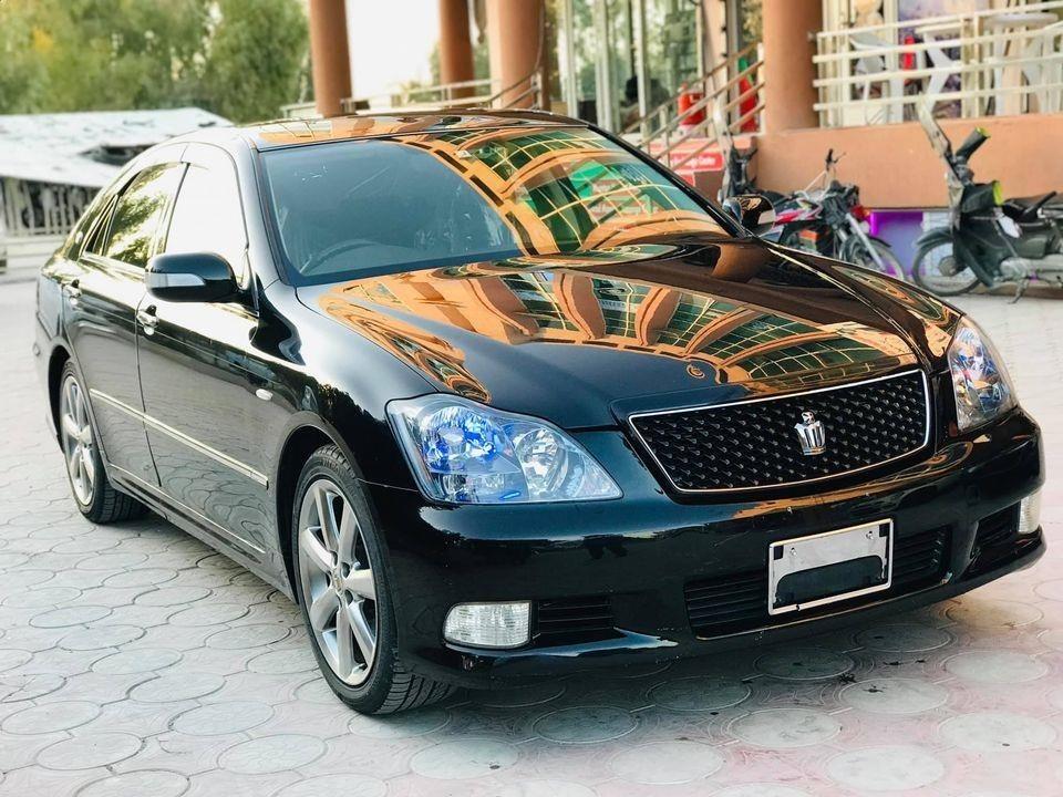 Toyota-Crown-Atlete