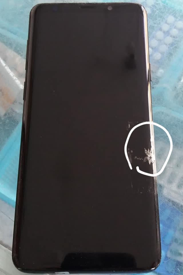 S9+ټکی-والا-ګلاس-یی-لږ-مات-سوی