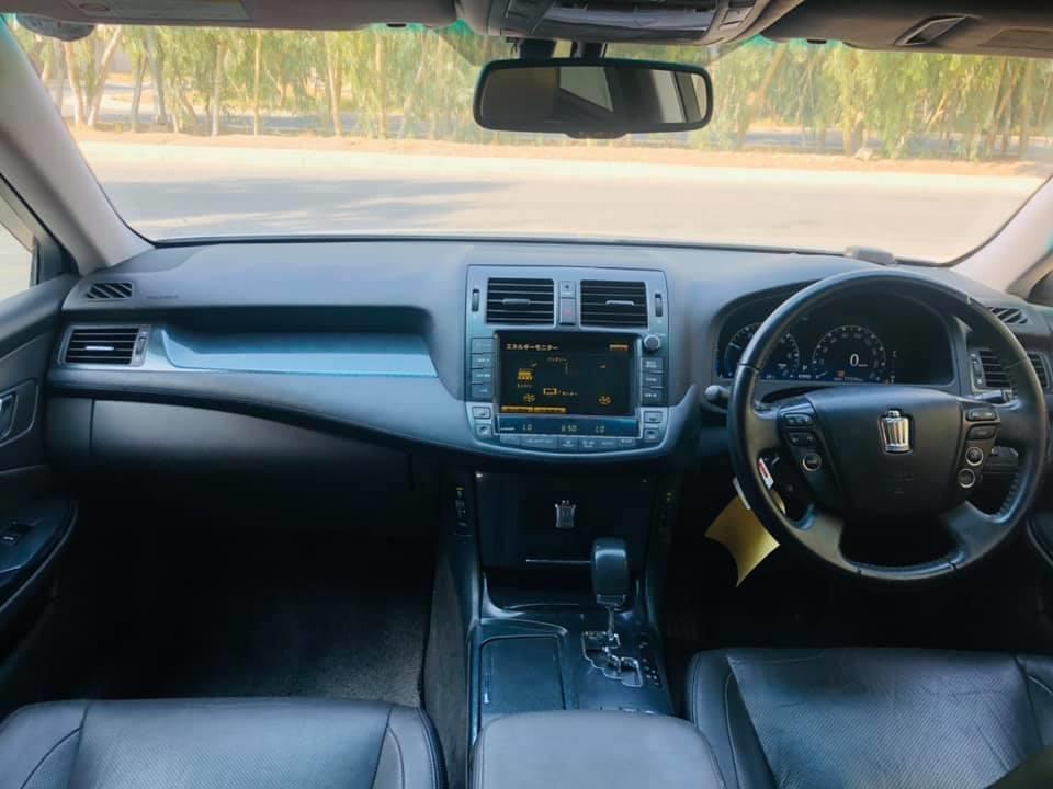Toyota-Crown-Hybird