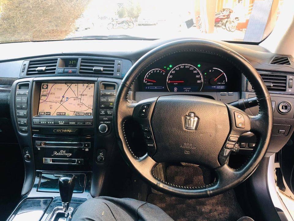 Toyota-Crown-Atlete