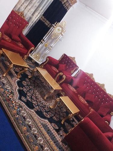 یک ست کوچ هفت نفره همراه سه دانه میز کامل نو