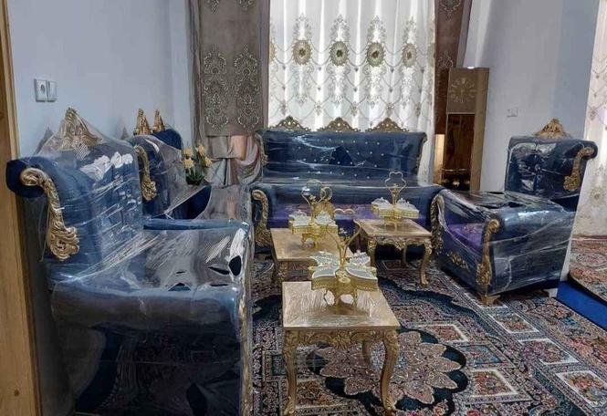 فروش یک ست مبل نیمه سلطنتی هفت نفره با سه دانه میز کامل نونو