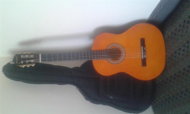 فروش یک عدد گیتار نو Yamaha
