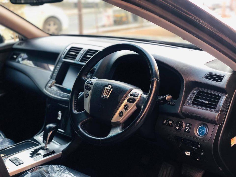 Toyota-Crown-Hybrid