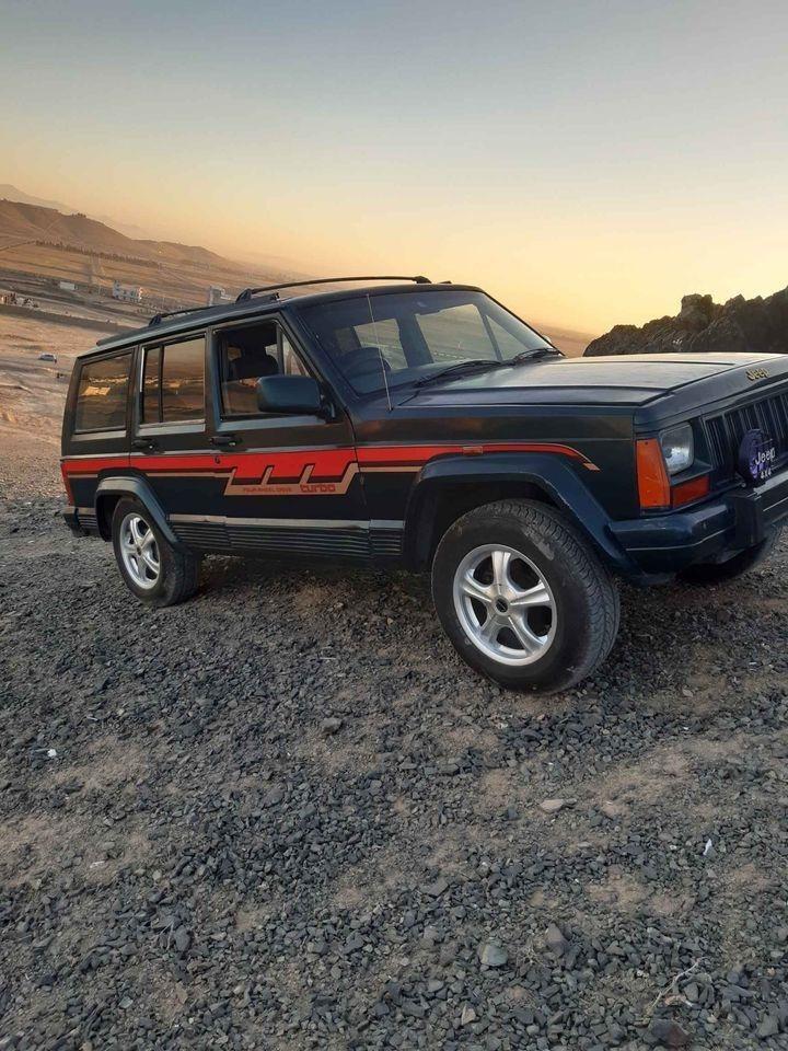 American-Cherokee-Jeep-1993-Petrol