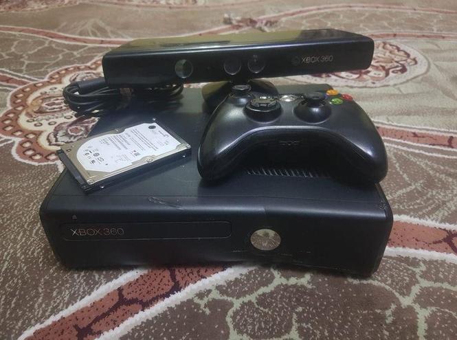 XBOX 360 فروشی دو دانه هاردسک 40GB 250GB یک دسته وایرلس همر