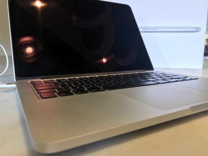 Apple macbook pro, WHATSSAP ME +12076141065
