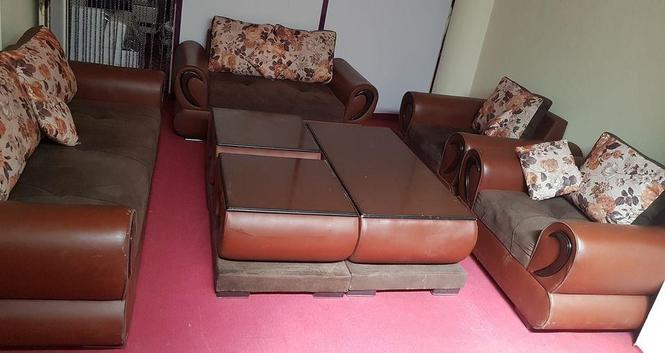 یک سیت کوچ ۷ نفره کاملا"ثابت همراه با میز هایش 0729795600