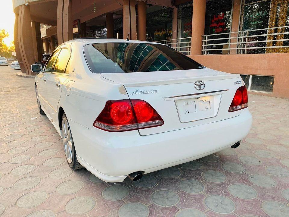 Toyota-Crown-Atlete