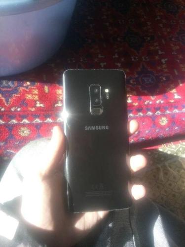 s9+ 64 GB , 6 GB ram , 2 sim گلسش میده است داغ نداره و از کا