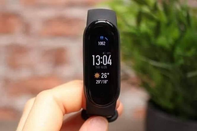 مدل جدید ساعت ورزشی Mi band 5 برای دانستن قیمت در منسجر صفح