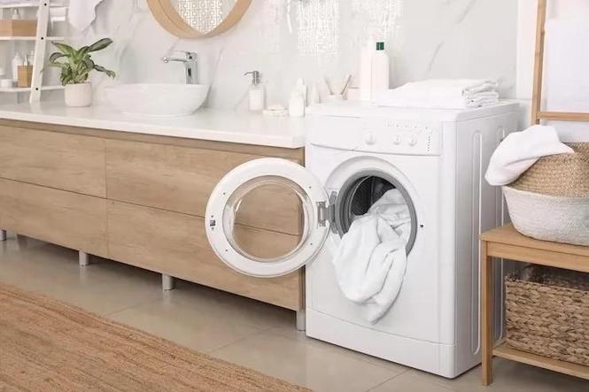 یک ماشین لباسشویی با برق پنل خورشیدی