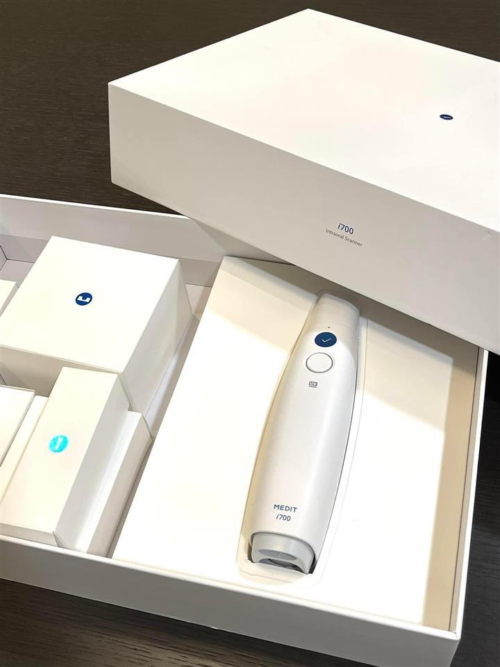 Medit-i700-Wireless-Intraoral-3D-Dental-Scanner