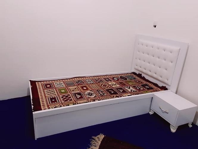 فروش یک دانه تخت یک نفره با یک پاه تختی کاملا نو قیمت ۷۵۰۰ خ
