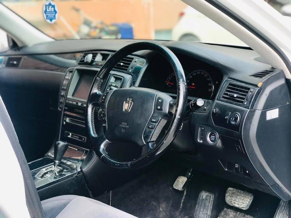 Toyota-Crown-Atlete