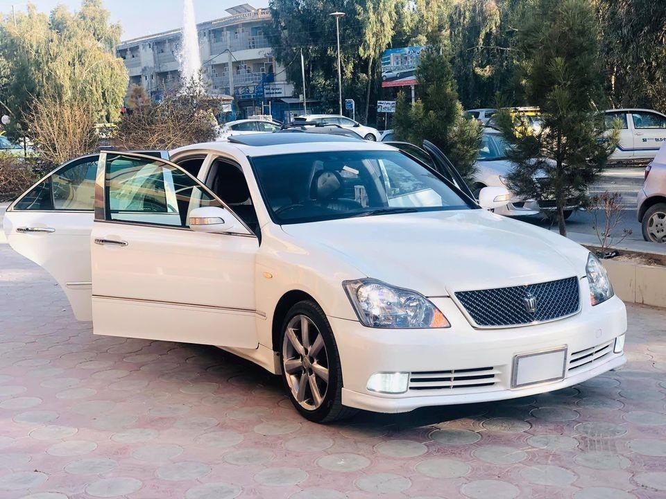Toyota-Crown-Atlete