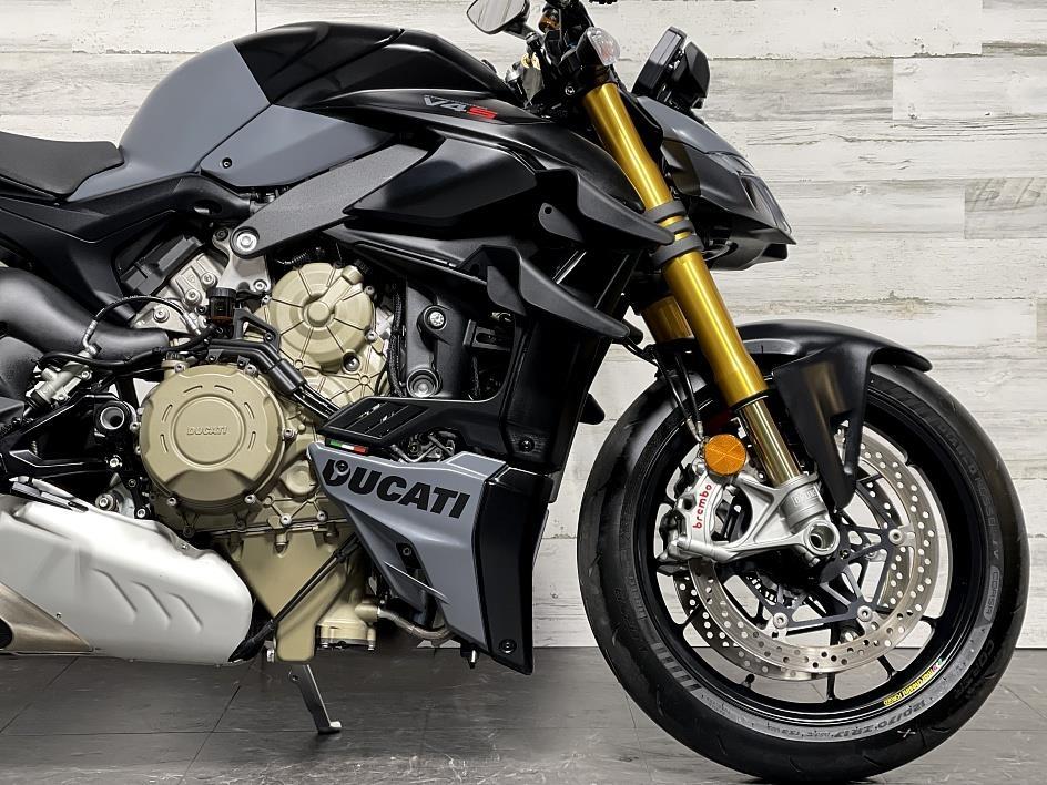 2023-Ducati-street-firter-V4S