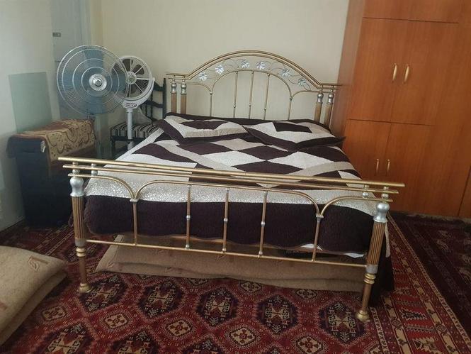 یک پایه تخت جدید تایوانی با دوشک خواب آن که اصلی میباشد