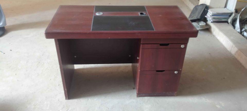 دفتری-میزونه-سرخی-چوکۍ