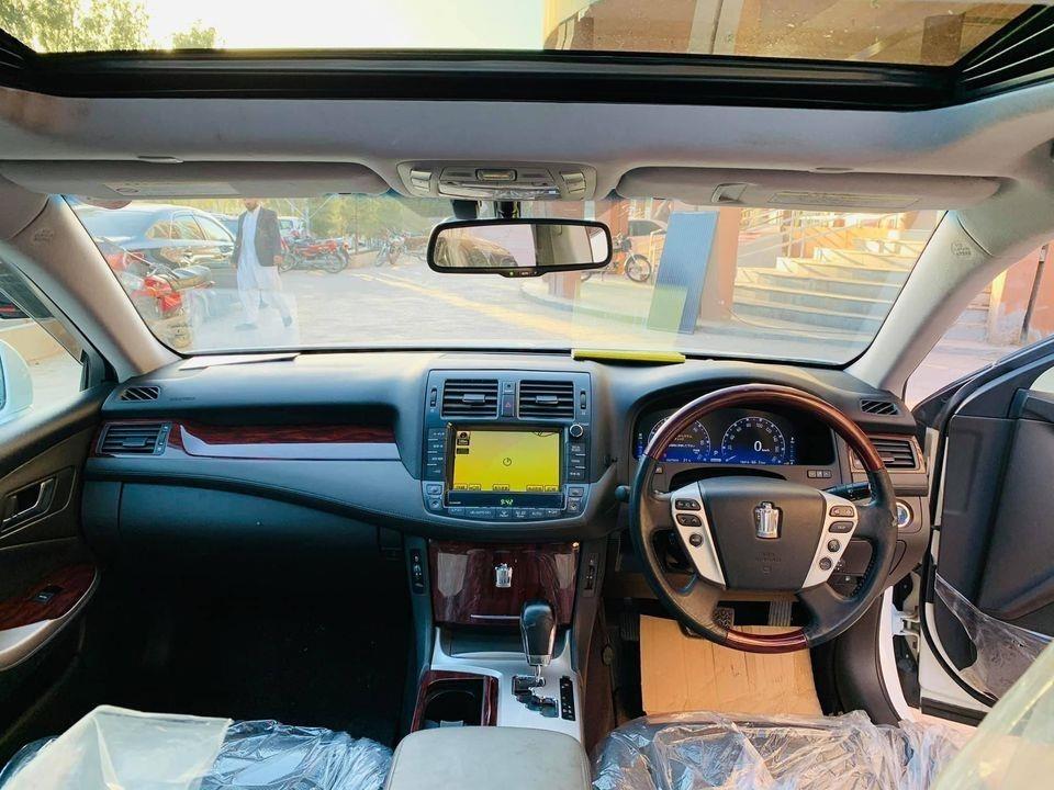 Toyota-Crown-Hybrid