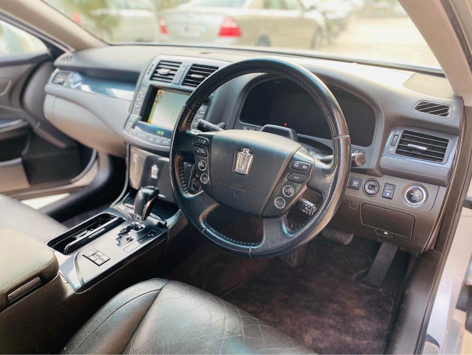 Toyota-Crown-hybrid