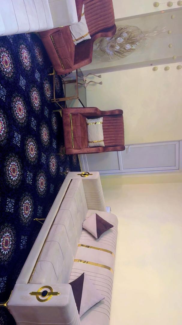 یک-سیت-کوچ-۸-نفره-با-۳-میز-نکلی-و-شیشه-یی