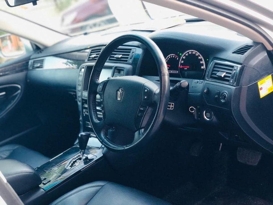 Toyota-Crown-Atlete
