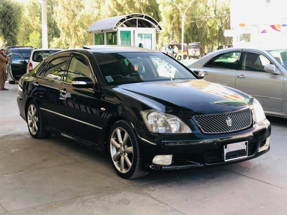 Toyota-Crown-Atlete