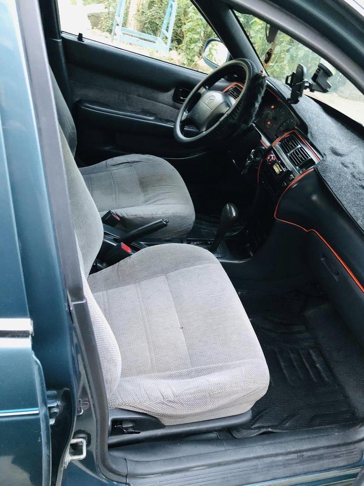 Toyota-Corolla-saloon-1995