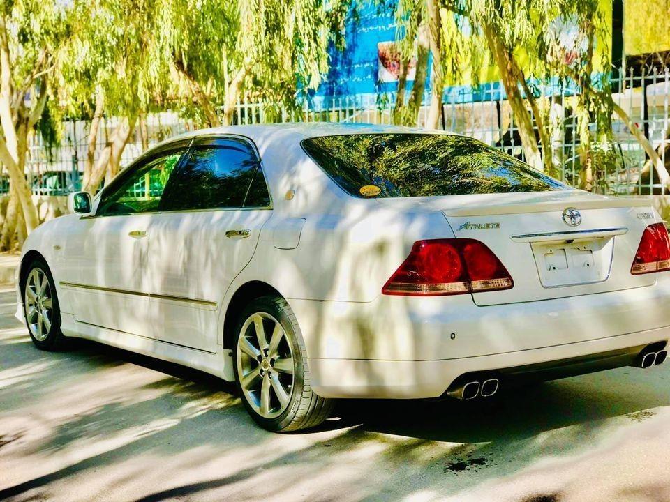 Toyota-Crown-Atlete
