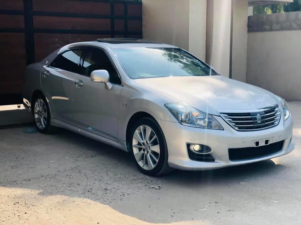 Toyota-Crown-Hybird