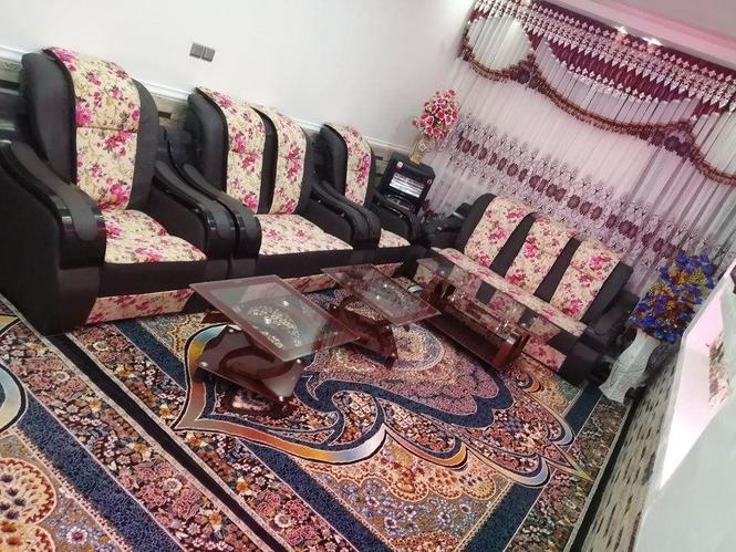 بخاطر تغیرمنزل فروش یک ست مبل شیک درحد نو به همراه سه عدد می