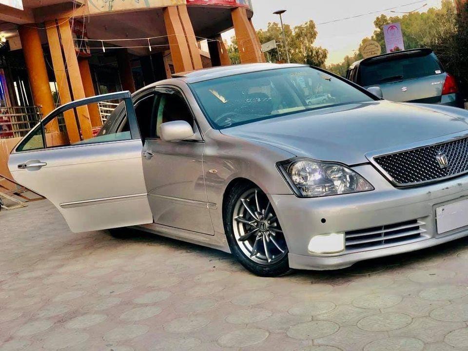Toyota-Crown-Atlete