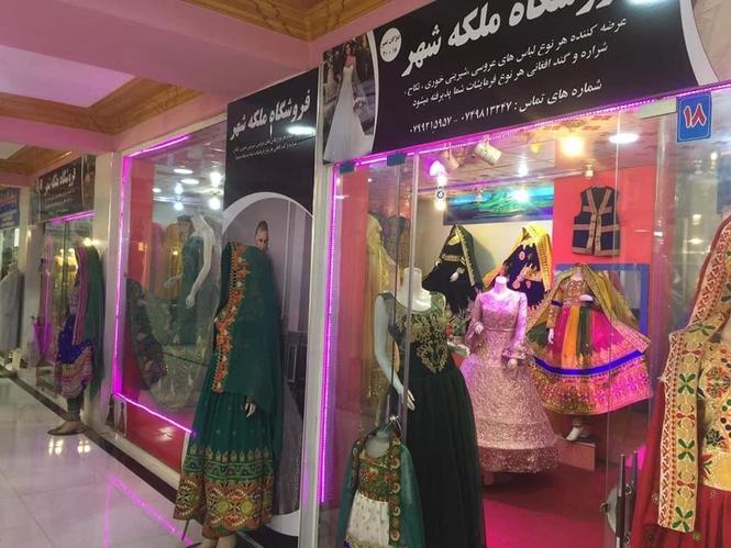 دکان فروشی لباسهای عروسی و شیرینی خوری