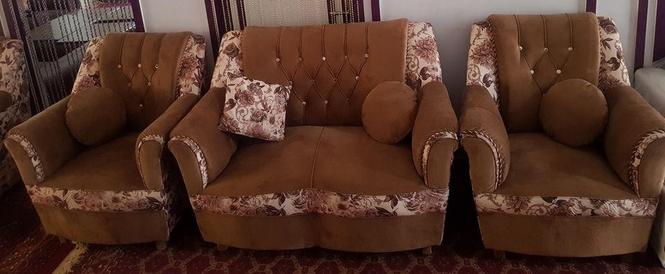 یک سیت کوچ 9 نفره کاملا ثابت در حد نو همراه با میز های 07297