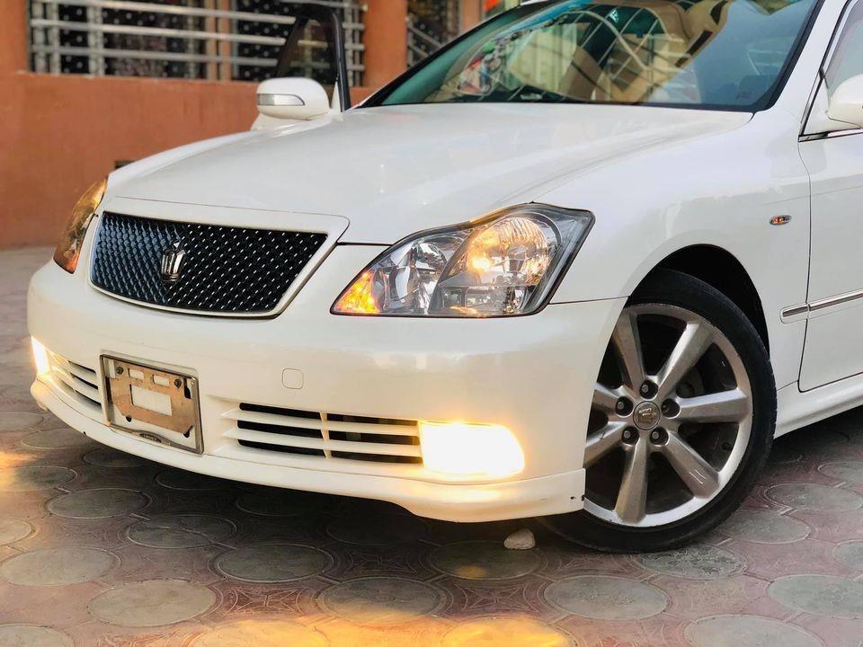 Toyota-Crown-Atlete