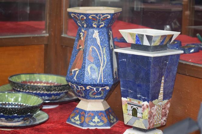 گلدان از لاجورد وسنگ های قیمتی
