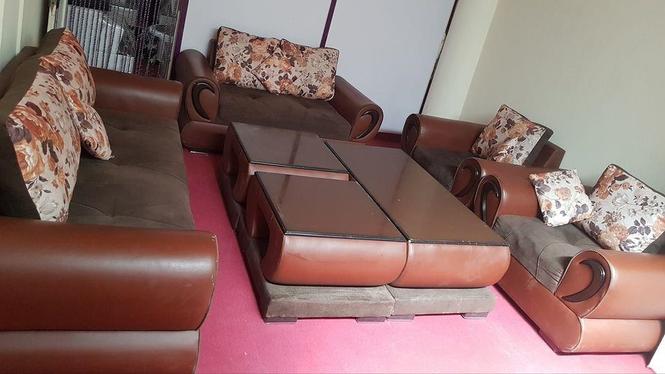 یک سیت کوچ 7 نفره کاملا"ثابت همراه با میز هایش 0729795600