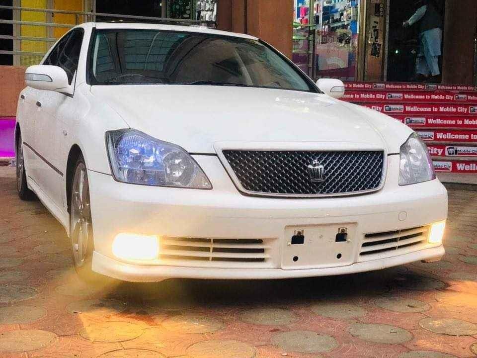 Toyota-Crown-Atlete