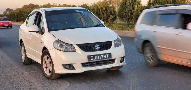 سوزاکی sx4 بدون کات ثابت وتمیز