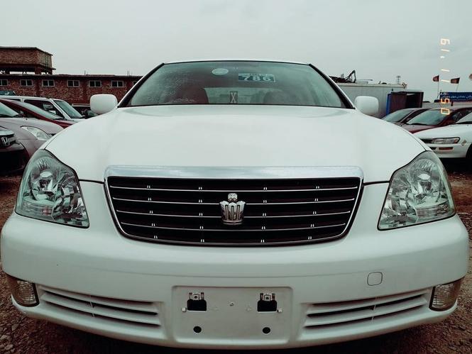 کرون رویال سالون ناواریده ماډل 2005 ماشین 2500 cc ژړ کوشن