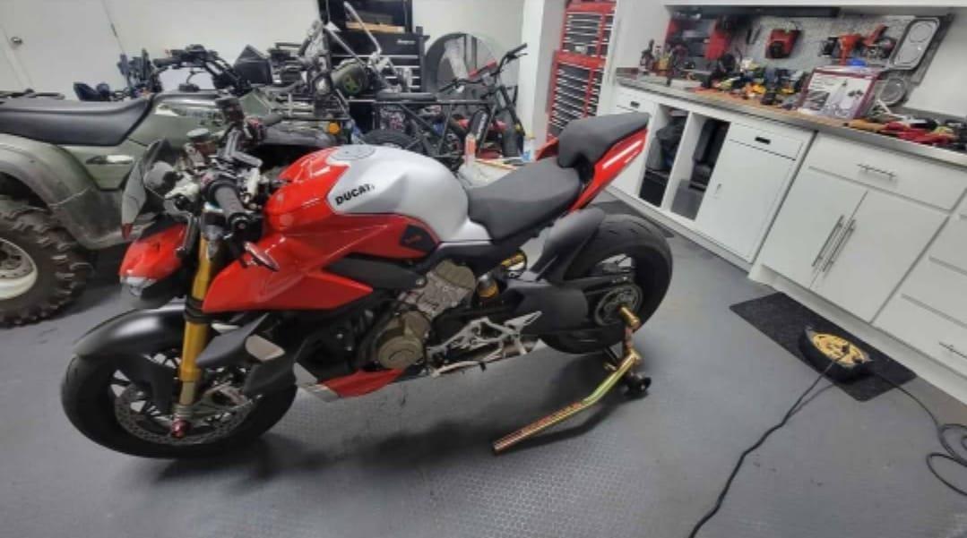 2020-Ducati-street-firter-V4S