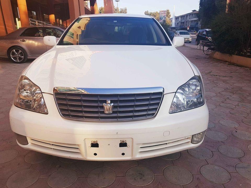 Toyota-Crown-Royal-saloon
