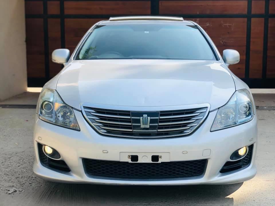 Toyota-Crown-Hybird