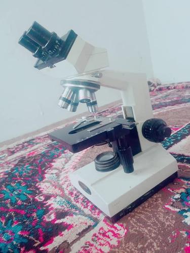 محترمو ورونو یوه دانه ده لابر اتوار لپاره برقی مایکروسکوپ که